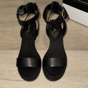 Qupid Women's Elegant Black Sandals